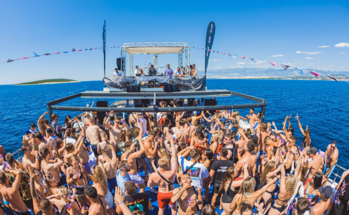 10 Party Boat Themes That Will Make Your Event Unforgettable